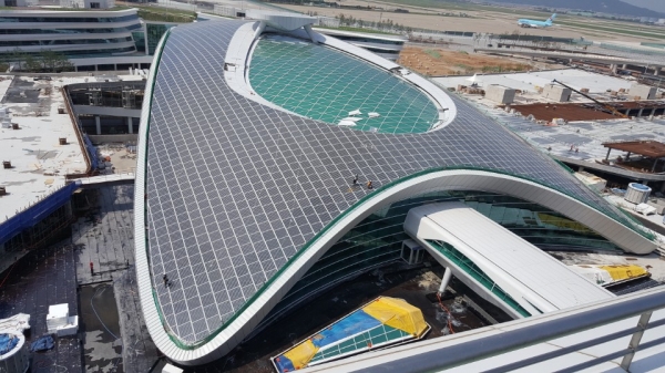 인천공항 제2여객터미널에는 BIPV 기술이 적용돼 제로에너지건축물 시대를 열어가고 있다.  [사진=이건창호]