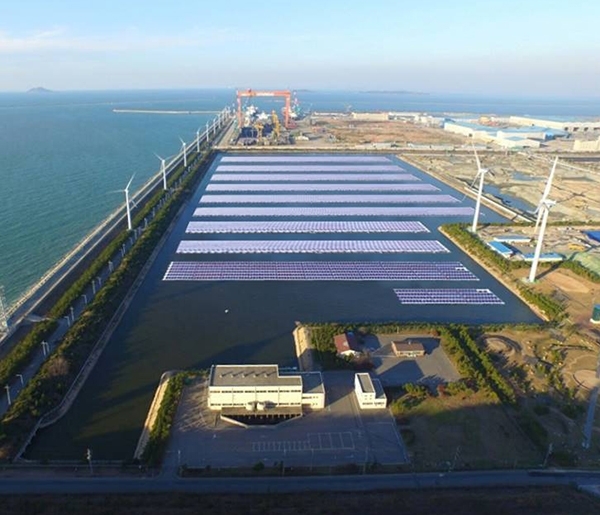 군산시는 군산2국가산단 유수지를 활용한 국내 최대 규모의 ‘수상 태양광발전소’건설이 20%의 공정률로 순조롭게 진행 중이라고 밝혔다.[사진=군산시]
