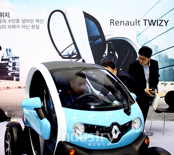 울산시가 초소형 전기차 산업 육성 실증사업 착수보고회를 개최했다. 사진은 국내 전시장에 출시된 트위지 차량 [사진=인더스트리뉴스]