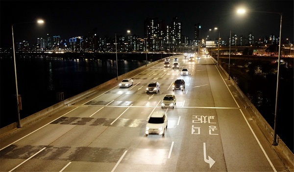 서울시는 강변북로 도로시설물 13곳과 종로구 효자로 구간 등의 가로등 총 7,220개를 LED 조명으로 교체한다고 밝혔다. 사진은 마포대교 조명 교체 후 전경 [사진=서울특별시]