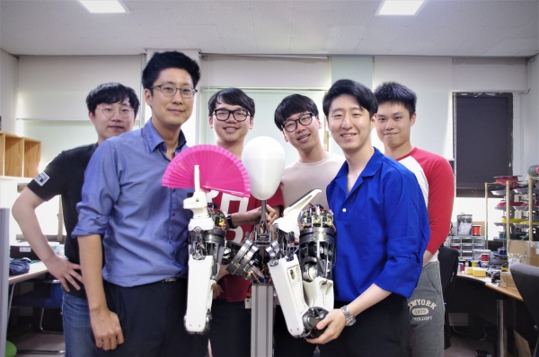 김용재 교수(앞줄 왼쪽), 학부생 3명, 대학원생 2명이 부채질하는 로봇을 소개하고 있다. [사진=코리아텍]