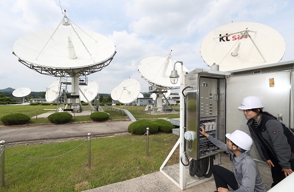 KT SAT이 육지뿐 아니라 해상, 공중 어디에서나 네트워크에 연결되는 위성 서비스를 제공한다. [사진=인더스트리뉴스]