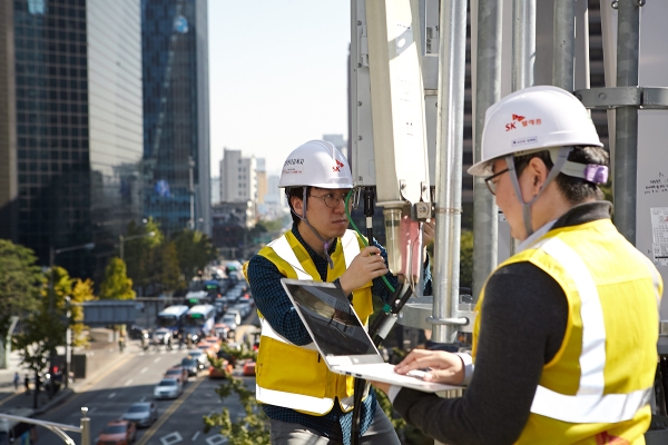 서울 중구에 위치한 5G 기지국을 점검하고 있는 SK텔레콤 연구원들 [사진=SKT]