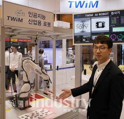 트윔 정한섭 대표가 산업용 AI검사로봇 기술을 설명하고 있다. [사진=트윔]