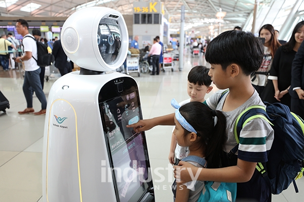 인천공항에서는 성수기가 시작되는 7월 21일부터 세계 최초로 공항 안내로봇이 정식으로 운영된다. 사진은 인천공항에서 여객들이 안내로봇 '에어스타'를 체험하는 모습 [사진=인천공항공사]