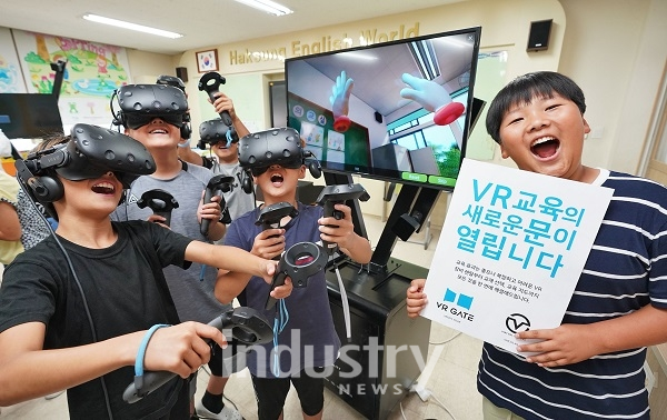 VR 전문기업 VVR(대표 목영훈)은 8월 말까지 여름 휴가철을 맞아 학교나 기업 등에서 손쉽게 VR로 안전교육을 시도할 수 있도록 ‘VR안전체험패키지’를 출시했다. [사진=VVR]