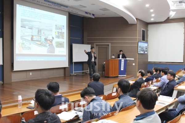 지난 4월 경상남도 내 산학연 11곳을 구성된 경남스마트공장협의회가 스마트공장 구축 통합설명회를 하는 모습 [사진=경상남도]