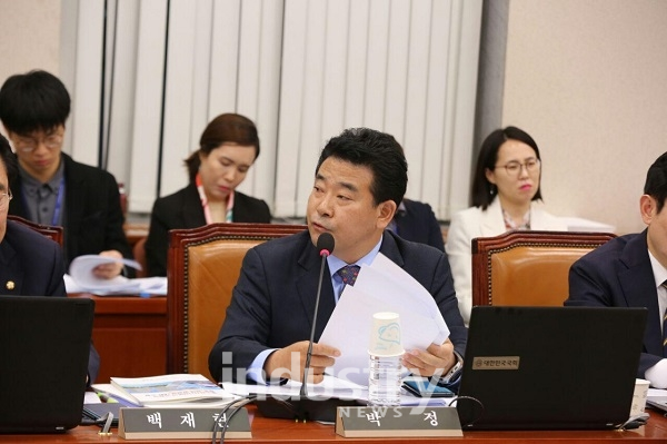 박정 의원은 15일 한국에너지공단 국정감사에서 재생에너지3020 목표달성과 농가부가소득 창출이 가능한 영농형태양광 사업  확대를 당부했다. [사진=박정 의원실]