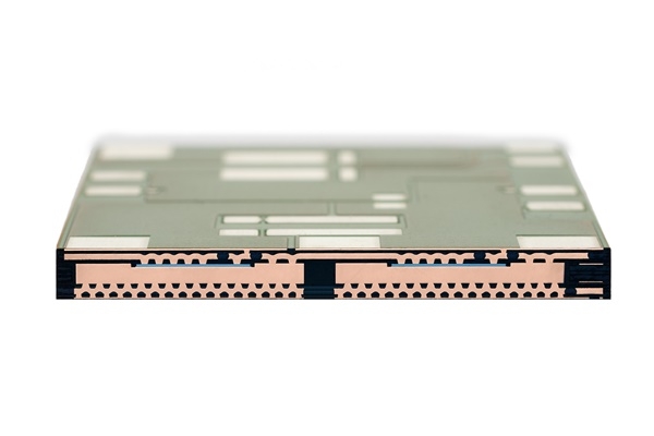 인피니언 테크놀로지스와 슈바이처 일렉트로닉이 전력 MOSFET을 PCB에 내장하는 칩 임베딩 기술을 새롭게 공개했다. [사진=인피니언]