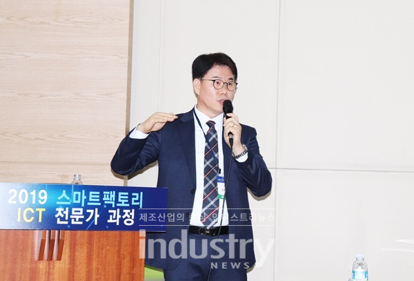 장병호 대표가 2019 스마트팩토리 ICT 전문가 과정 강연에서 '데이터'의 중요성을 강조했다. [사진=인더스트리뉴스]