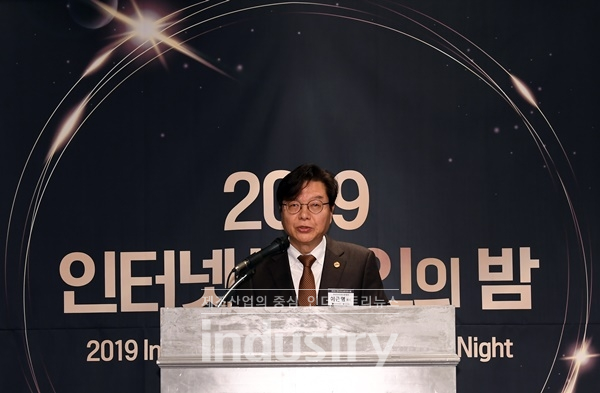 12월 12일 오후 서울 여의도 켄싱턴호텔에서 개최된 ‘2019 인터넷신문인의 밤’에 진행된 ‘제20대 국회 의정대상’ 시상식에서 한국인터넷신문협회 이근영 회장이 개회사를 하고 있다. [사진=한국인터넷신문협회]