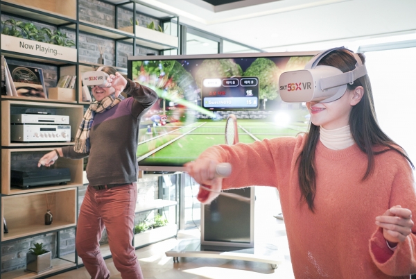 SK텔레콤은 VR 벤처게임회사인 픽셀리티게임즈와 함께 넥슨의 인기 캐릭터 ‘다오’와 ‘배찌’ 등이 등장하는 ‘크레이지월드VR’ 베타 테스트를 시작한다고 13일 밝혔다. 게임 이용자들이 ‘오큘러스 고’를 머리에 쓰고 ‘크레이지월드 VR’을 즐기고 있다. [사진=SK텔레콤]