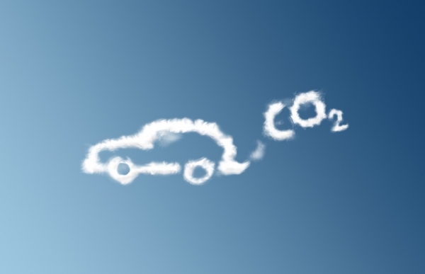 유럽연합이 올해부터 대당 연평균 CO2 배출량이 95g/km을 상회하지 않도록 CO2 배출 규제를 더욱 강화한다. 유럽연합은 제조사별로 배출량이 적은 순대로 95%까지의 신차에 이를 적용하고 2021년부터는 모든 신규 등록 차량에 적용한다는 방침이다. [사진=dreamstime]