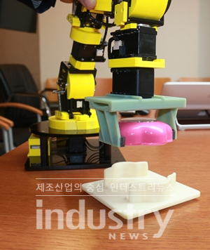 스트라타시스의 폴리젯 3D 프린터로 제작된 로봇 그리퍼의 모습 [사진=인더스트리뉴스]