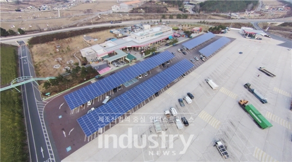 에스에너지가 서울에너지공사 태양광사업 공모에 선정되며, 전국 롯데마트 34개 지점 주차장에 태양광발전시설을 설치한다. 사진은 함안휴게소(부산방향) 주차장에 설치된 태양광발전시설 모습 [사진=에스에너지]