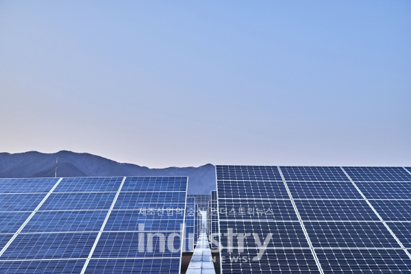신성이엔지 태양광 제조공장 옥상에 설치된 태양광발전소 전경 [사진=신성이엔지]