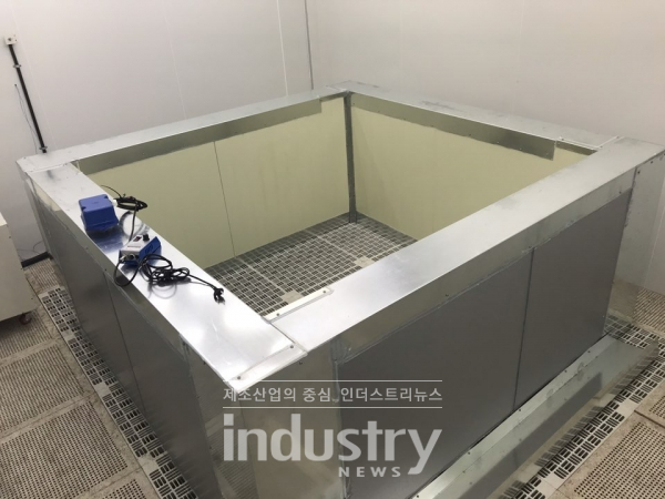에스와이가 삼성엔지니어링과 개발한 클린룸용 내화패널의 강제분진테스트 진행 모습.
