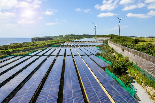 고이즈미 신지로 환경성 장관은 재생에너지 도입 확대를 위해 국립공원 내 재생에너지 발전설비 설치 규제를 완화할 방침이라고 밝혔다. [사진=utoimage]