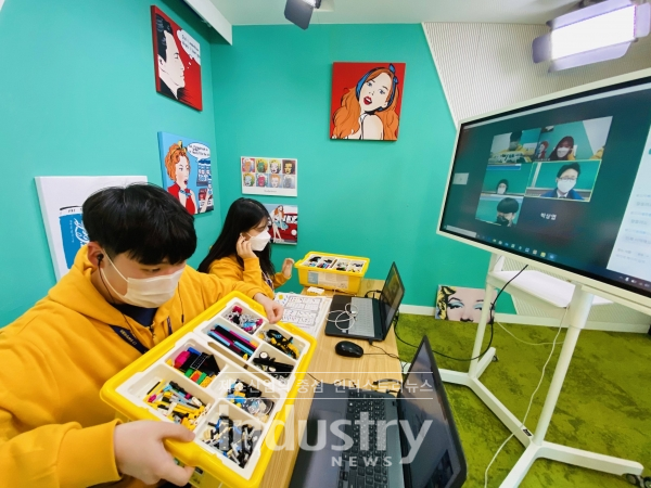 CJ올리브네트웍스 본사에서 SW창의캠프 강사가 제주중학교 학생들을 대상으로 비대면 AI·SW 디지털 교육을 진행하고 있는 모습 [사진=CJ올리브네트웍스]