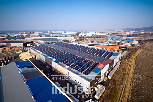 에스와이가 자사 인주생산단지 공장 지붕에 구축한 지붕태양광 전경 [사진=에스와이]