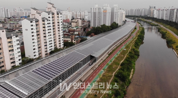 서울시 동부간선도로 방음터널에 태양광 모듈이 설치된 시공사례 [사진=광주광역시]