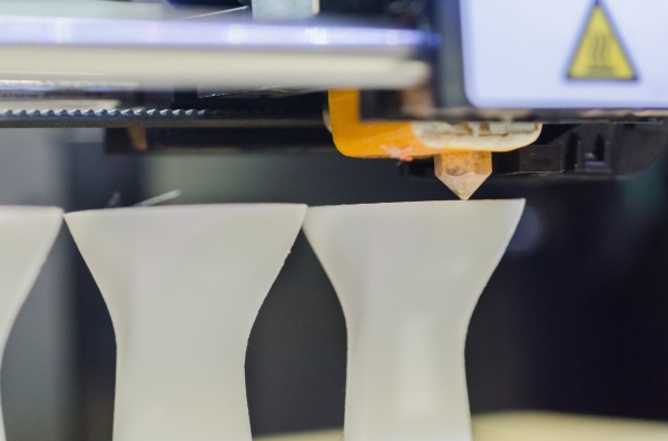 2010년대 시작된 3D프린팅 원천기술 특허가 만료되면서 해마다 3D프린터가 시장에 쏟아지고 있다. 제품 가격도 대당 2015년 평균 6,297달러에서 2018년 2,615달러로 낮아진 것으로 나타났다. [사진=dreamstime]