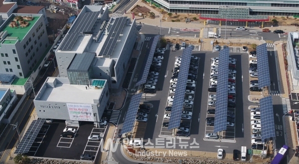 경남마산의료원 주차장과 지붕에 설치된 289kW 규모 태양광발전소 전경 [사진=경상남도]