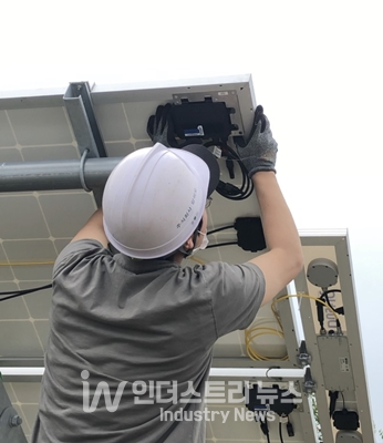 알피오 직원이 태양광발전소에 티아고 옵티마이저를 설치하는 모습 [사진=알피오]