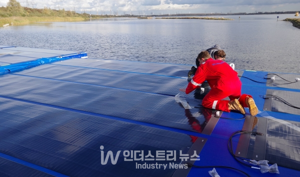 네덜란드 융합연구소(TNO)는 최근 로테르담 인근 호수에 ‘박막 태양전지 수상태양광 파일럿 플랜트’를 설치해 경제성, 효율성 등을 분석하고 있다.