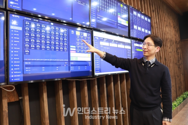KPC 권진근 대표가 통합원격관제센터에서 배터리 모니터링시스템을 설명하고 있다.  [사진=인더스트리뉴스]
