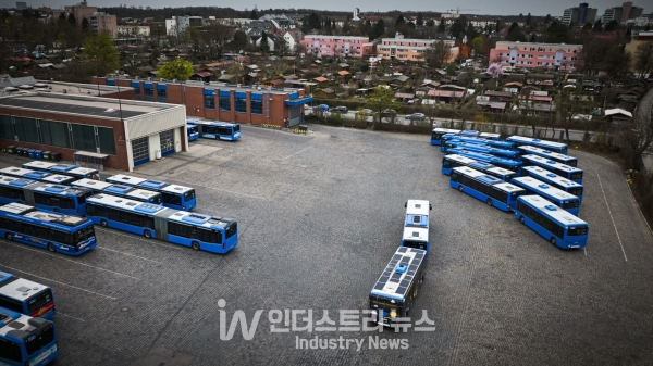 현재 테스트 중인 버스 트레일러 지붕에는 지붕을 최적화하기 위해 공간 활용도와 효율성을 높인 20개 특수 태양광(PV) 모듈이 설치됐다.  [사진=Sono Motors]
