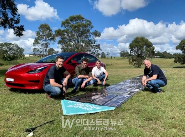 Charge Around Australia 프로젝트 리더이자 인쇄형 유기태양전지 발명가 폴 다스터와 팀원들이 인쇄된 태양광 패널과 테슬라 자동차 옆에서 포즈를 취하고 있다. [사진=호주 뉴캐슬 대학교]