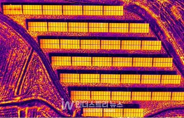 알피오 드론에 장착돼 있는 열화상 카메라로 촬영한 태양광발전소 [사진=알피오]