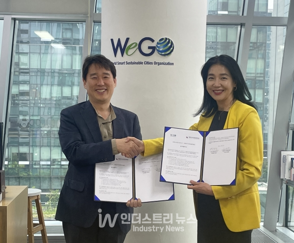 사진왼쪽부터 대한민국사회공헌재단 김영배 이사장과 박정숙 WeGO 사무총장 [사진=대한민국사회공헌재단]<br>