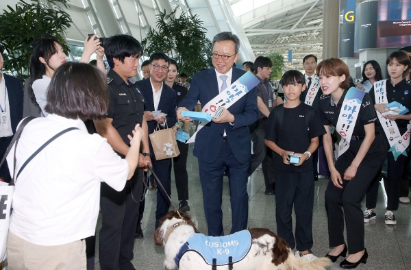 18일 인천국제공항 여객터미널 3층 출국장에서 진행된 마약퇴치 캠페인에서 정상혁 신한은행장(사진 가운데)과 인천공항본부세관 마약근절 홍보대사 연예인 장도연(사진 오른쪽)이 마약퇴치 홍보물품을 나줘주고 있다. [사진=신한은행]