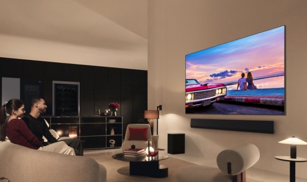 LG전자의 2024년형 올레드(OLED) TV가 미국 컨슈머리포트가 뽑은 ‘올해 최고의 TV’에 선정됐다. 사진은 모델들이 2024년형 LG 올레드 에보(G4)를 체험하는 모습. [사진=LG전자]