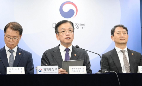최상목 경제부총리 겸 기획재정부 장관(가운데)이 3일 정부서울청사에서 열린 관계부처 합동브리핑에 참석해 발언하고 있다. [사진=기획재정부]