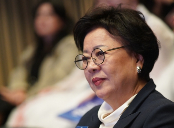 송영숙 한미약품그룹 회장이 지난해 10월 열린 서훈식에 참석해 옥관문화훈장을 수훈한 뒤 자리에 앉아 있다. [사진= 한미그룹]