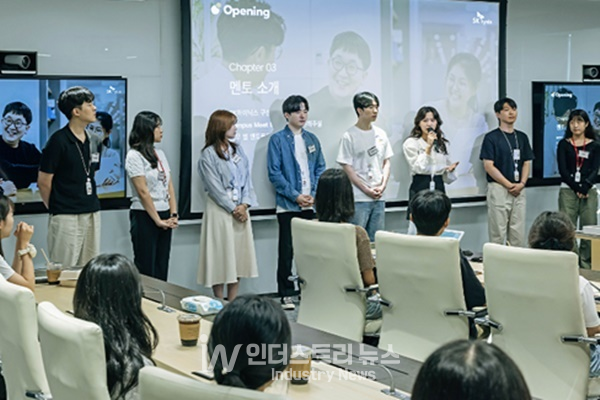 ‘The Next’ 행사에 참여한 학생들이 멘토 소개를 듣고 있다. [사진=SK하이닉스]