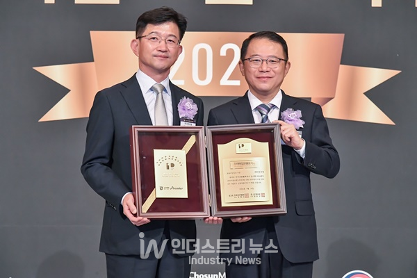 문진규 본부장(왼쪽)과 한국표준협회 강명수 회장이 기념 촬영하는 모습 [사진=신한은행]