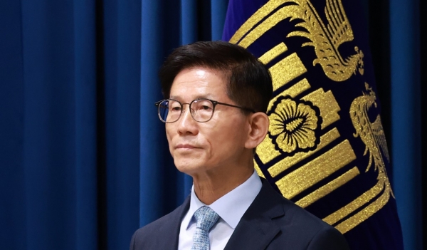 31일 오전 서울 용산 대통령실 청사 브리핑실에서 열린 인사브리핑에서 김문수 고용노동부 장관 후보자(사진)가 정진석 대통령 비서실장의 발표 내용을 듣고 있다. [사진=연합뉴스]