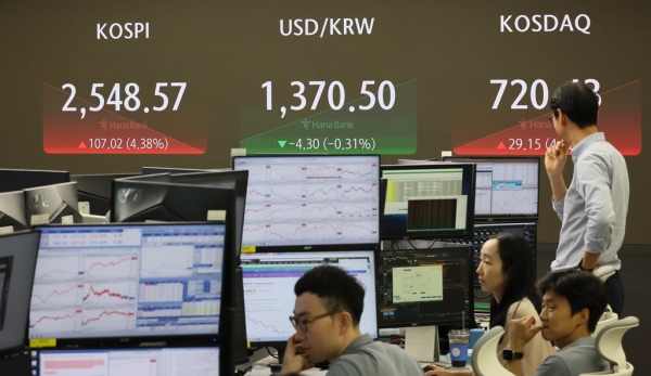 6일 오전 서울 중구 하나은행 본점 딜링룸 모습. [사진=연합뉴스]