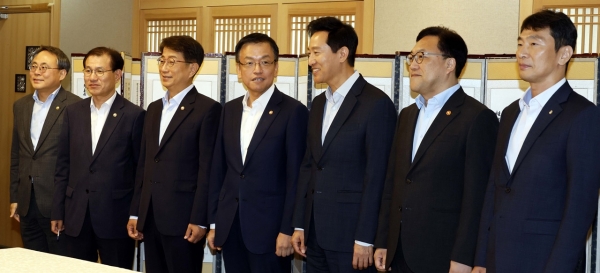 8일 정부서울청사에서 열린 부동산관계 장관회의 참석자들이 기념촬영을 하고 있다. (사진 오른쪽부터) 이복현 금감원장, 김병환 금융위원장, 오세훈 서울시장, 최상목 부총리, 박상우 국토교통부 장관. [사진=연합뉴스]