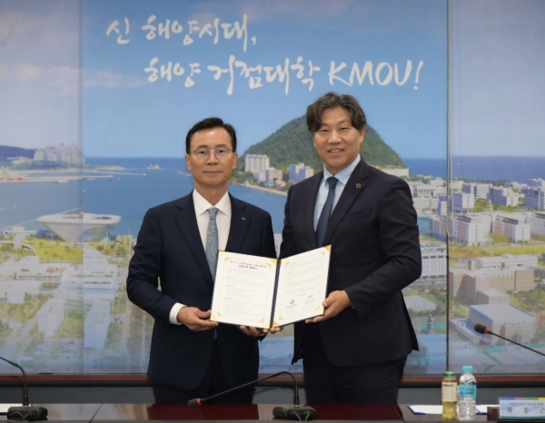 지난 5일 부산광역시 한국해양대에서 열린 해양 무인·무기체계 발전을 위한 업무협약식에서 신익현 LIG넥스원 대표이사(왼쪽)와 류동근 국립한국해양대학교 총장이 기념촬영을 하고 있다/사진 = LIG넥스원