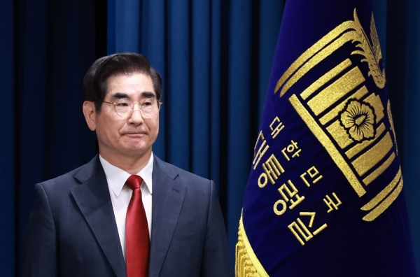 신임 국방부 장관 후보자로 지명된 김용현 대통령실 경호처장이 12일 서울 용산 대통령실 청사에서 열린 인사브리핑에 참석해 정진석 대통령 비서실장의 발표 내용을 듣고 있다. [사진=연합뉴스]