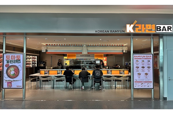 풀무원푸드앤컬처가 김해공항 국제선에 오픈한 'K라면바' 전경. [사진=풀무원푸드앤컬처]