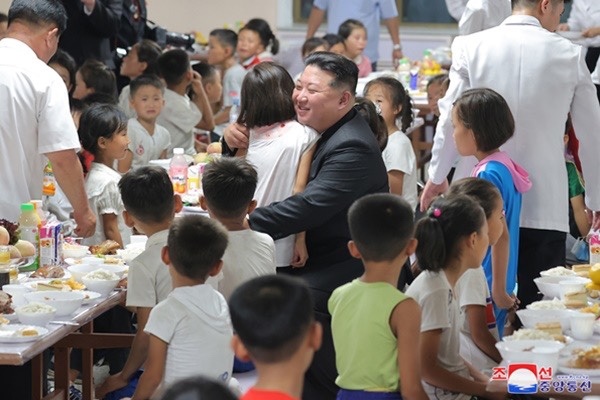 김정은 북한 국무위원장이 수해 피해를 본 어린이를 꼭 안아주며 환한 미소를 짓고 있다. [사진=평양 조선중앙통신/연합뉴스]