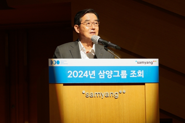 김윤 삼양그룹 회장이 19일 경기도 성남시 판교 삼양디스커버리센터에서 열린 그룹 조회에서 상반기 경영 성과와 하반기 전략 방향에 대해 직원들에게 설명하고 있다. [사진=삼양홀딩스]