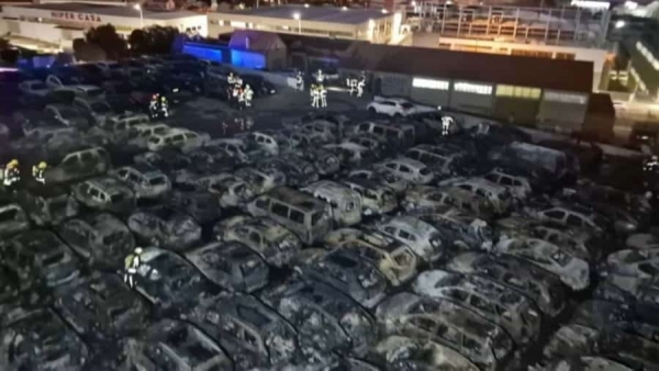 16일(현지시간) 포르투갈 리스본의 움베르토 델가도 공항 근처 렌터카 주차장에서 발생한 화재로 200대 이상의 차량이 전소됐다/ 사진 = 온라인커뮤니티