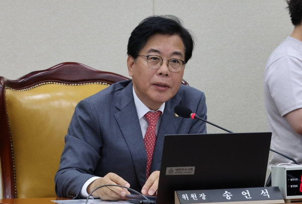 송언석 국회 기획재정위원장이 국회에서 회의를 진행하고 있다 [사진=연합뉴스]
